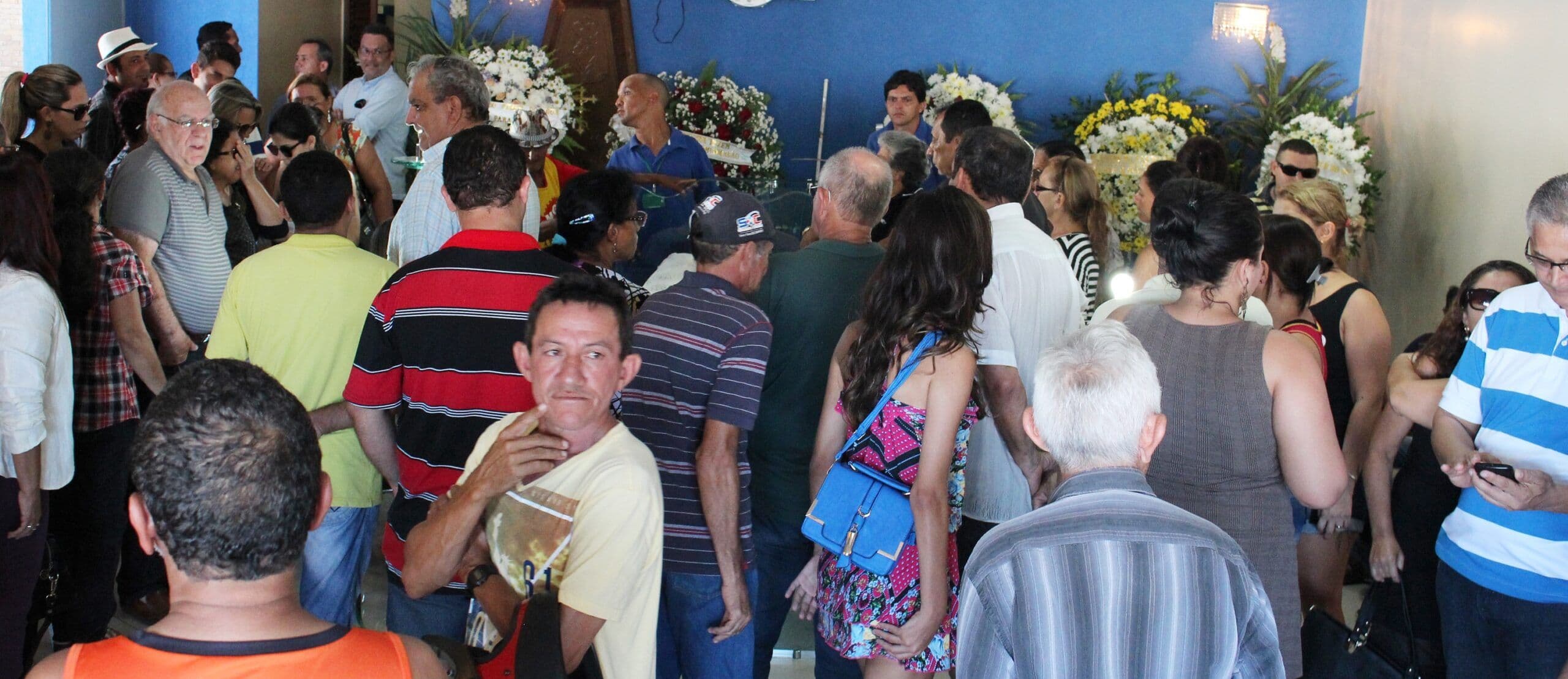 Povão comparece ao velório de Anacleto Reinaldo