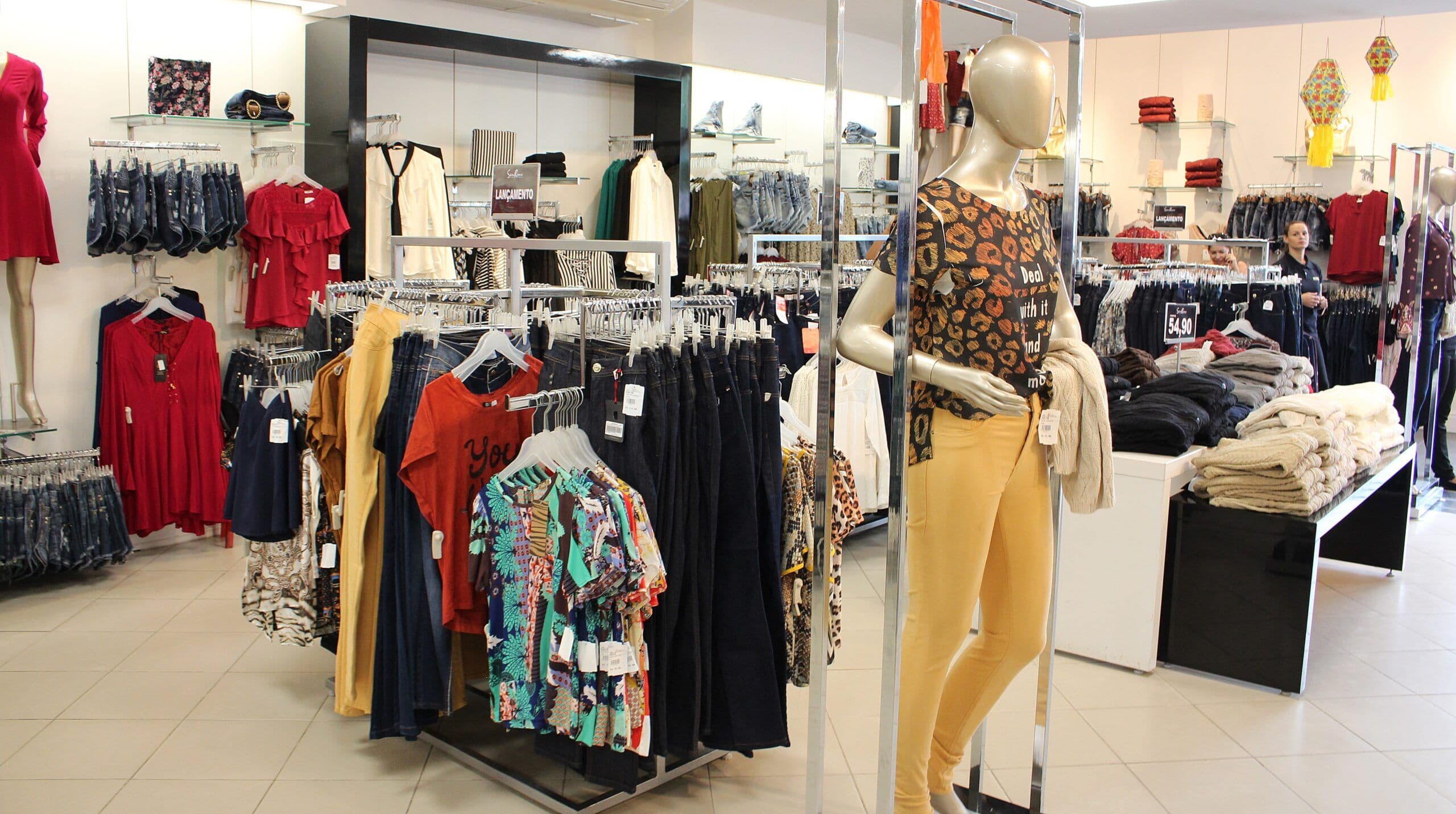 Com cabines de foto e ingressos para cinema, shoppings inovam para atrair namorados