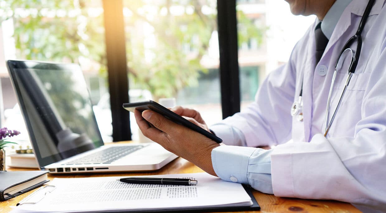 Médico paraibano processa blogueira Mayra Cardi após ser xingado de 'doutor de m*'