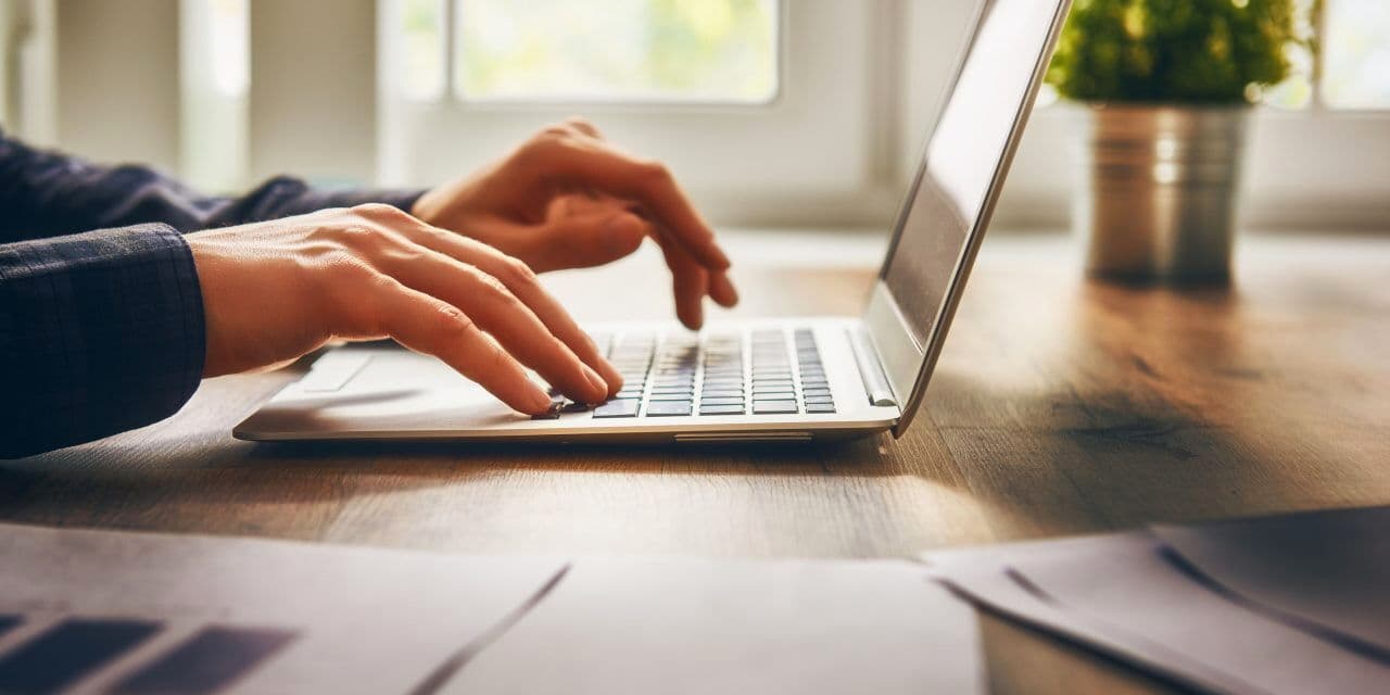 ClickJus: Exclusão de perfil em rede social após falecimento não gera danos morais