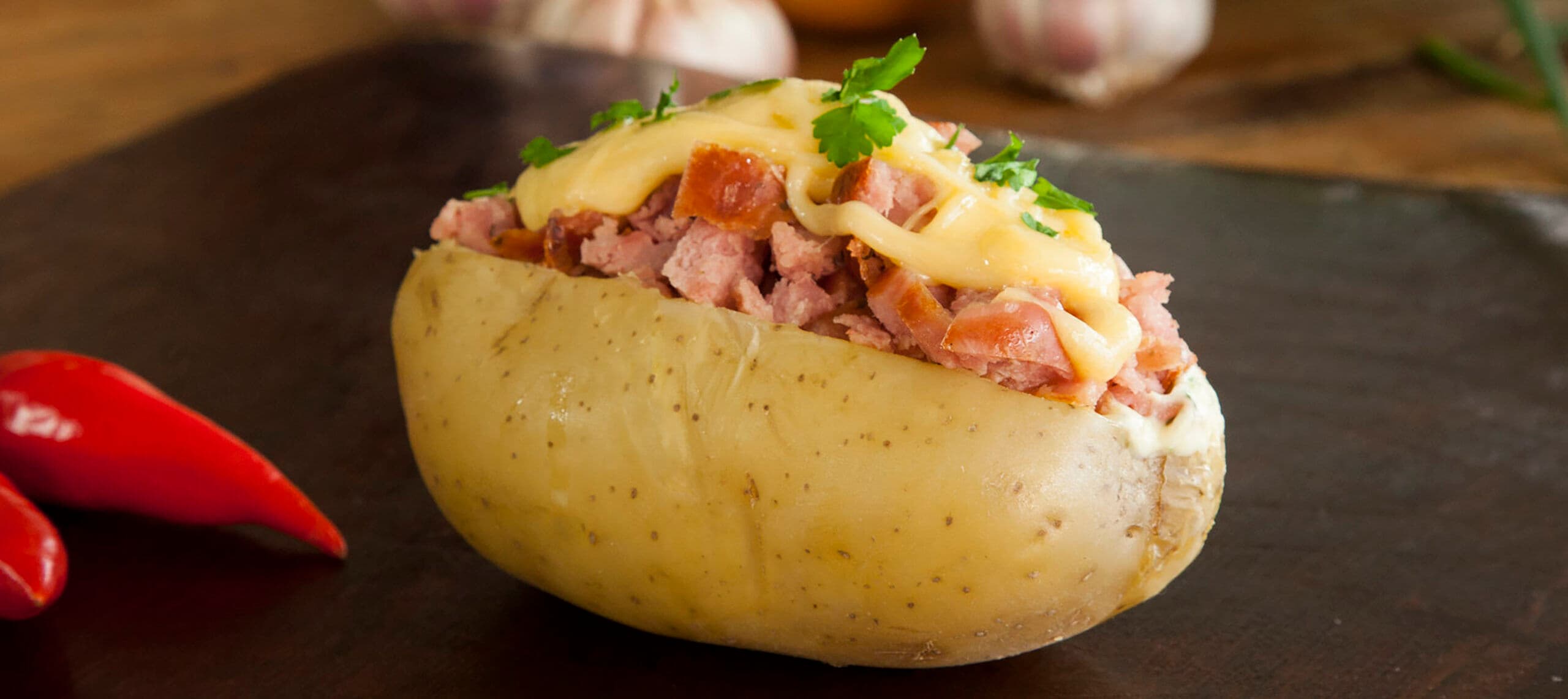 Batata assada com linguiça na brasa