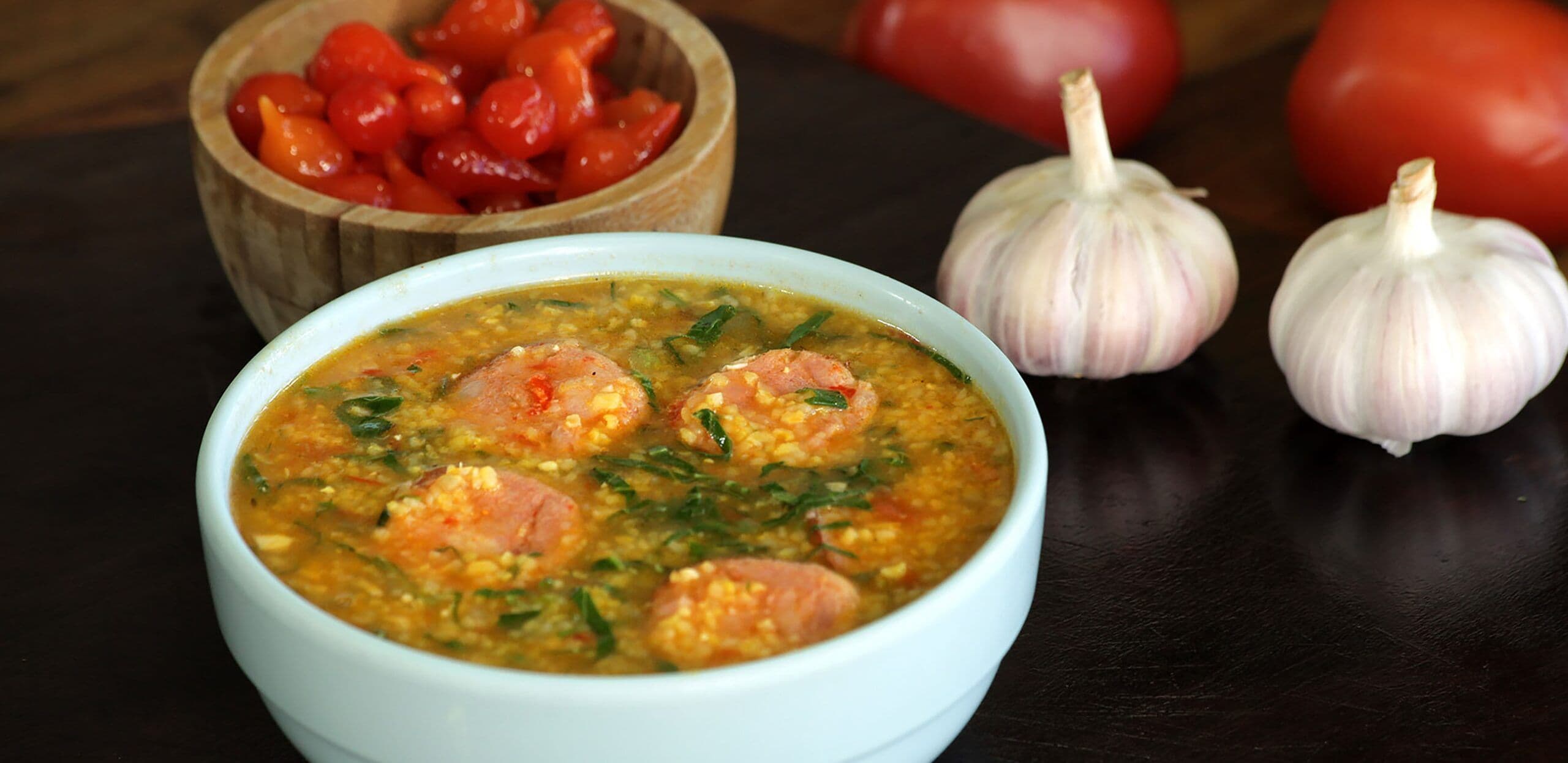 Canjiquinha caipira de linguiça recheada com pimenta biquinho