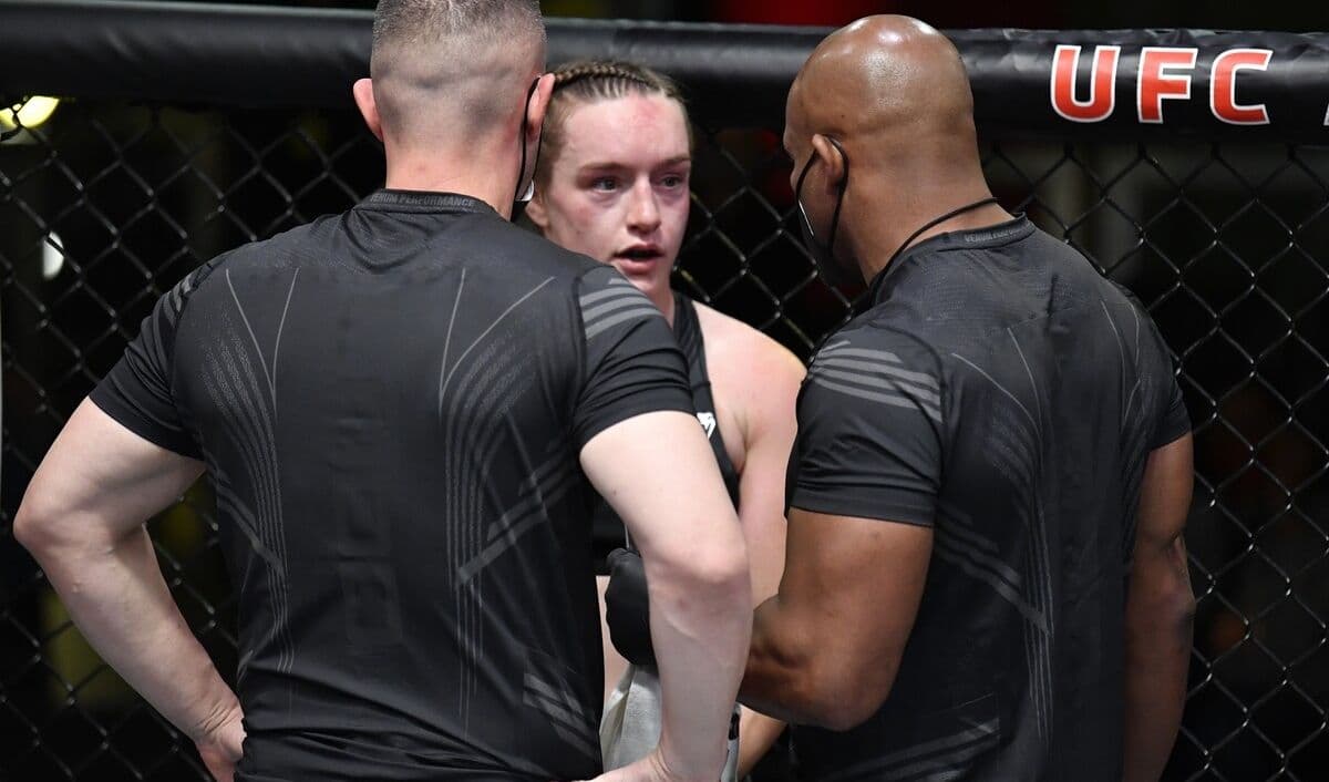 Treinador de Aspen Ladd se desculpa por postura com a atleta na luta com Norma Dumont