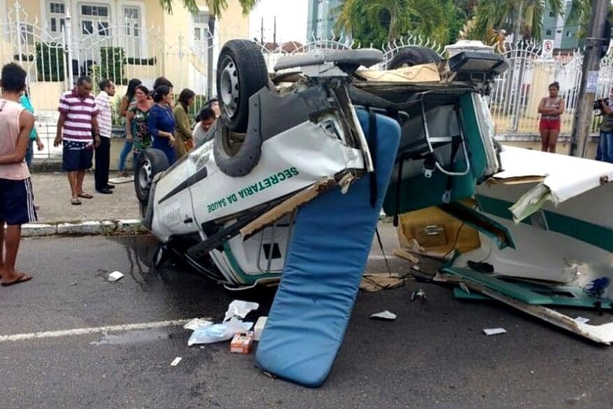 Ambulância capota no Centro de João Pessoa e grávida em trabalho de parto morre