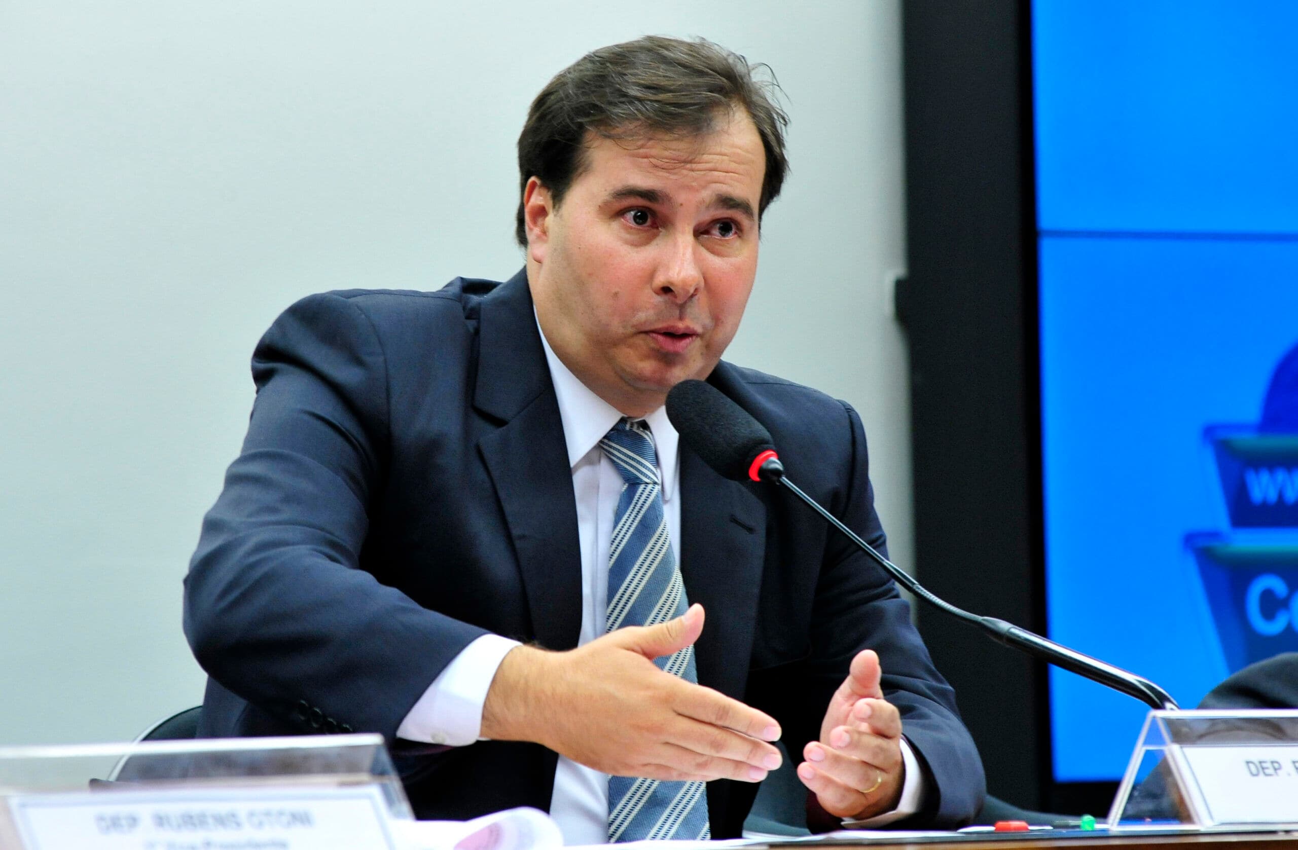 Maia reafirma que projeto da terceirização será votado hoje