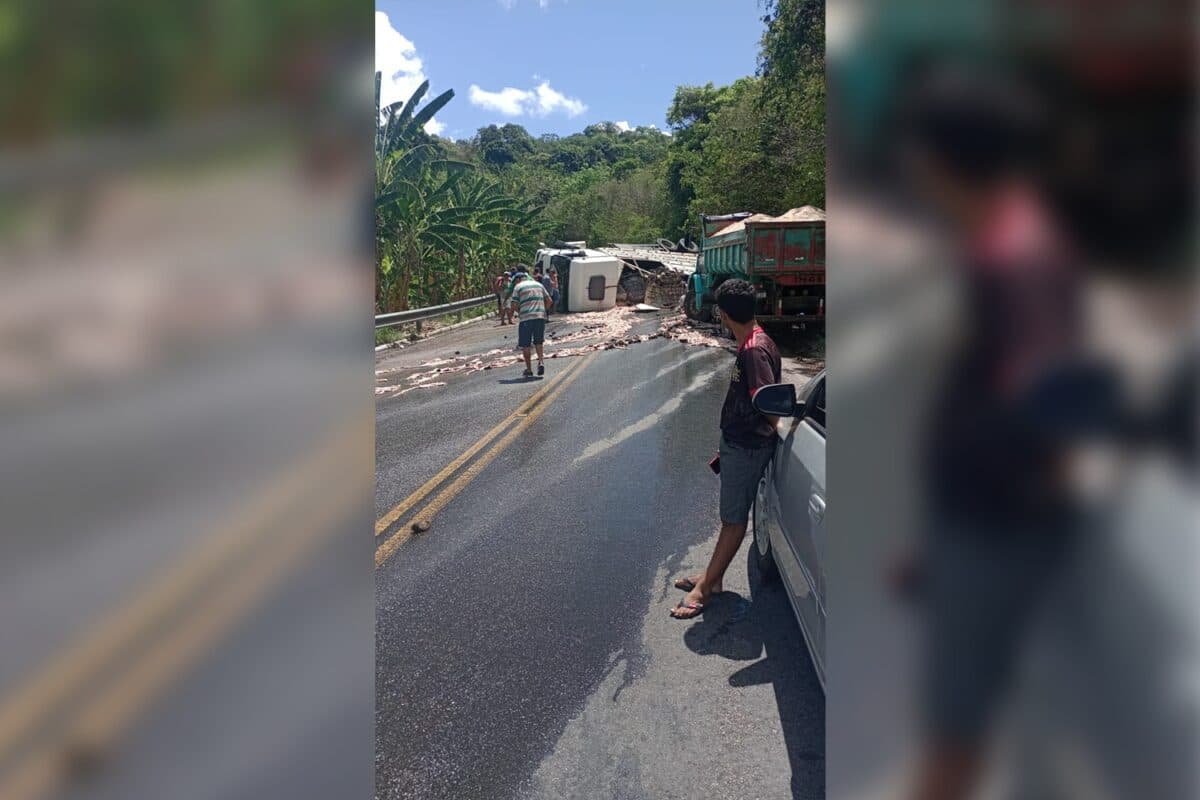 Carro da Prefeitura de Solânea e caminhão batem em trecho de serra em Bananeiras; pista é interditada