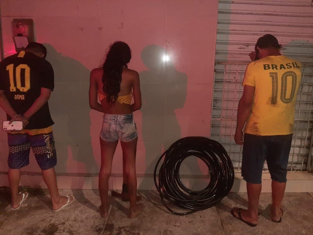 Trio invade tubulação subterrânea para furtar cabos de operadora de telefonia, em João Pessoa