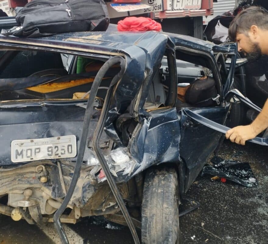 Acidente deixa carro completamente destruído e fecha BR-101 em Bayeux