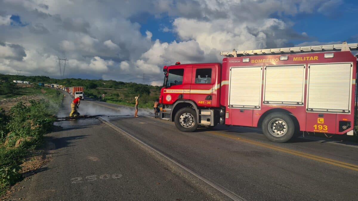 Manifestantes tocam fogo em pneus e bloqueiam trecho da BR-230 em Campina Grande