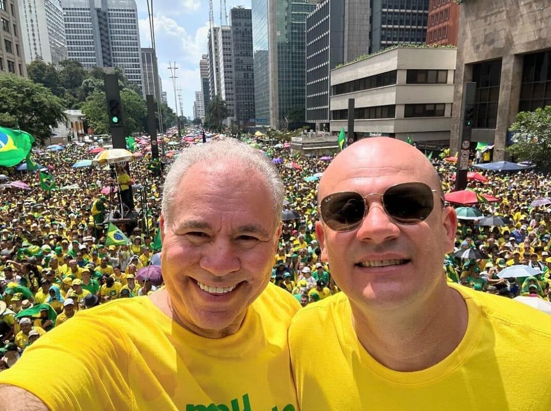 Após meses de provocações, Cabo Gilberto e Marcelo Queiroga posam juntos em ato pró-Bolsonaro