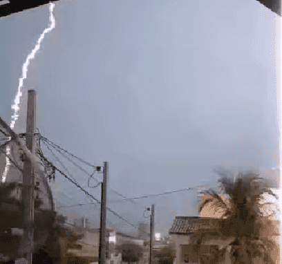 VÍDEO: jovem registra momento exato em que um raio cai próximo a casas em Patos e assusta moradores