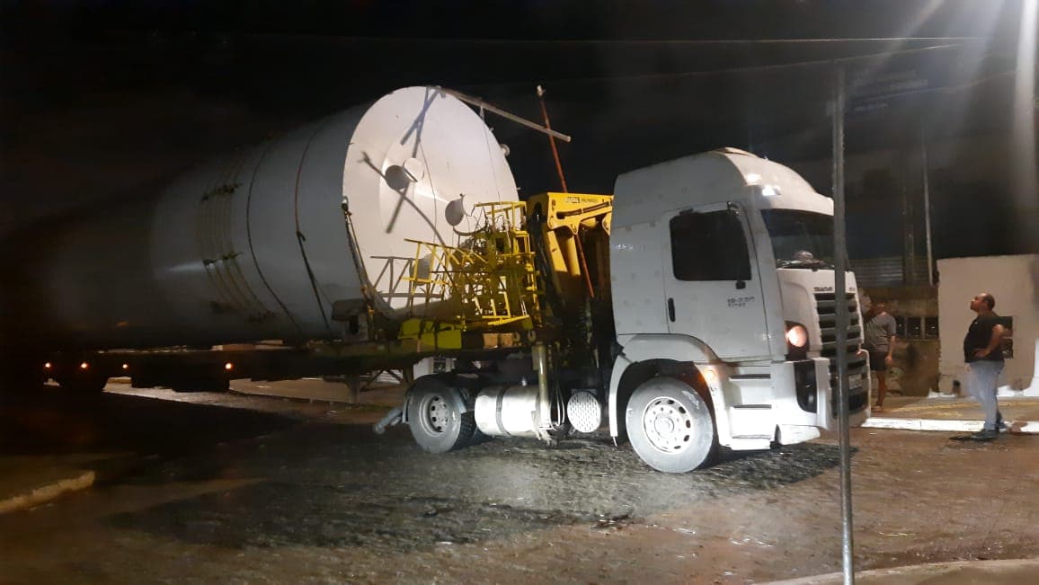 VÍDEO: após três dias, carreta com caixa d'água gigante chega ao destino final em João Pessoa