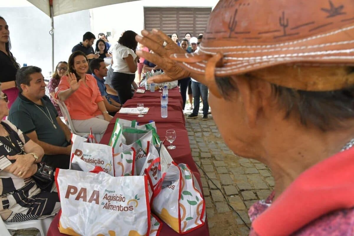 Pollyanna Dutra entrega PAA Leite a 800 famílias em Pombal