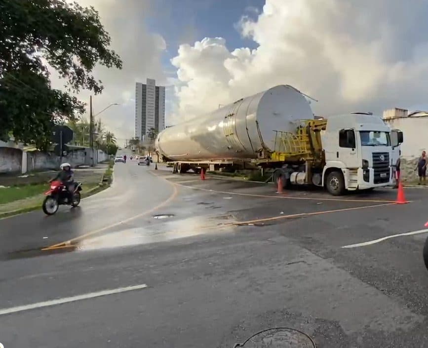 Carreta com caixa d'água gigante segue percorrendo ruas de João Pessoa e deve chegar ao 'destino final' hoje