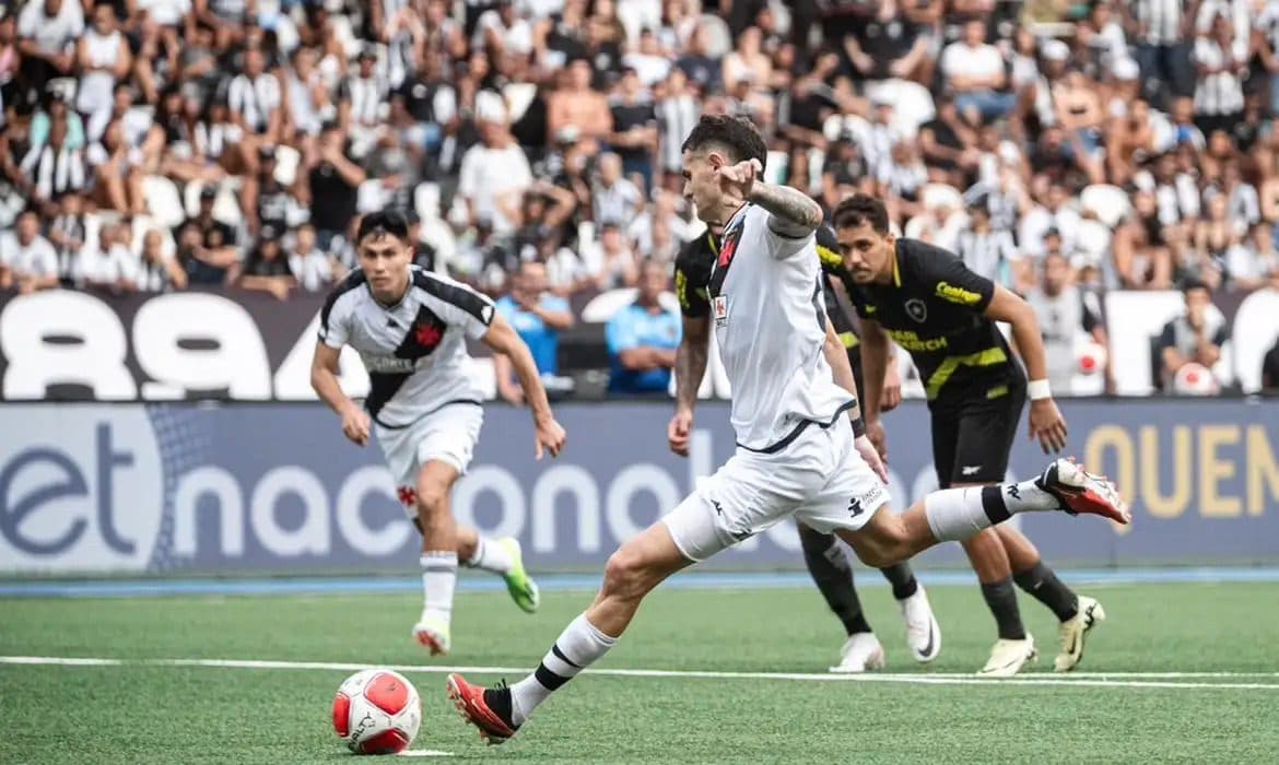 Vasco vence Botafogo e entra no G4 do Cariocão