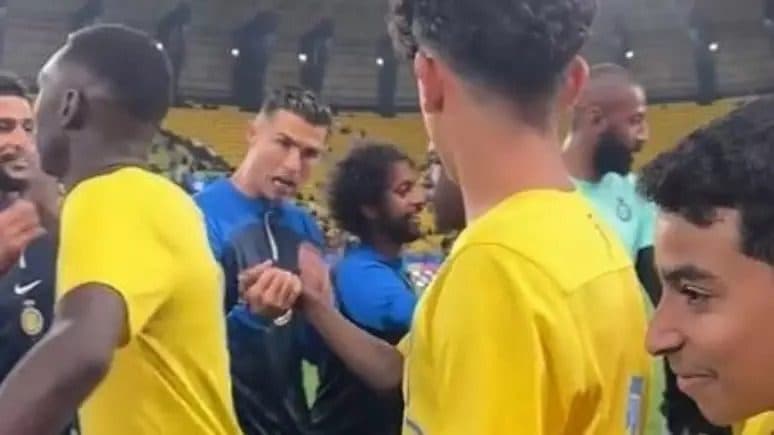 Cristiano Ronaldo dá 'bronca' em filho por não cumprimentar jogadores