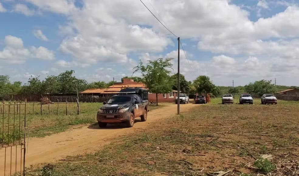 Fugitivos de Mossoró invadiram casa, fizeram família refém, pediram para acessar redes e roubaram celulares