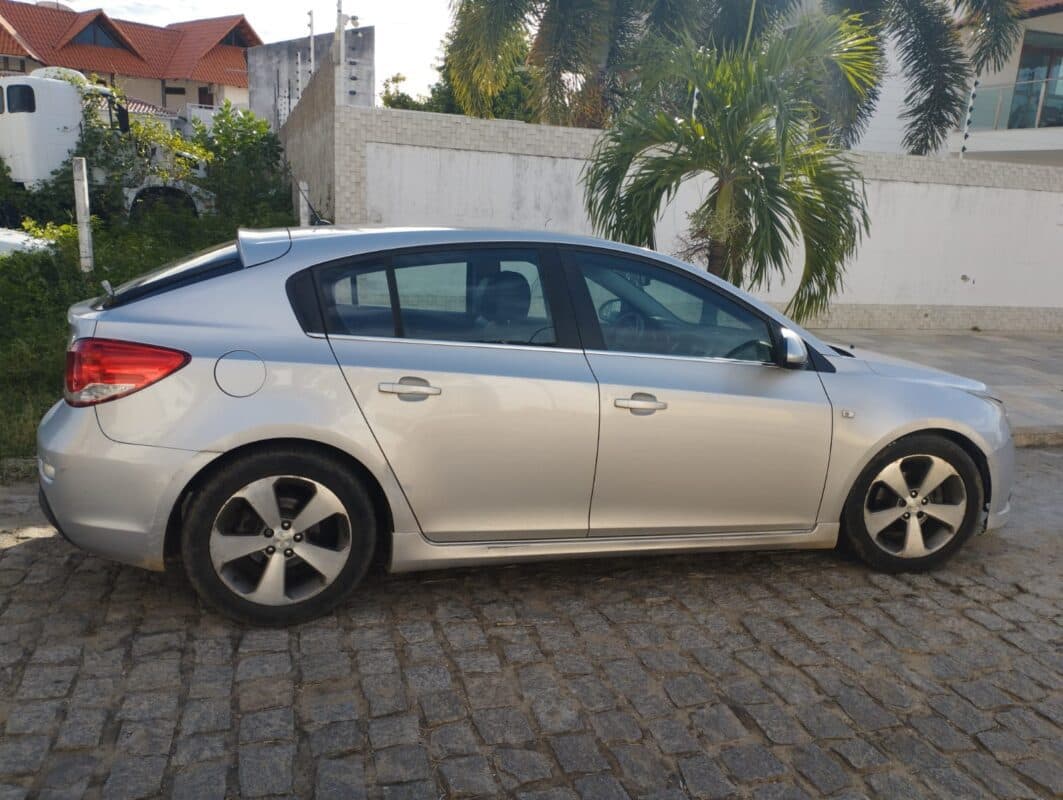 Homem é preso com carro roubado e simulacro de pistola, em Patos