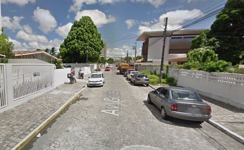 Carro pega fogo dentro de garagem em casa no Bairro dos Estados, em João Pessoa