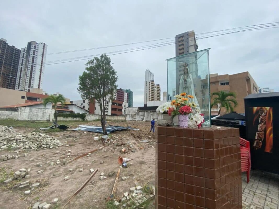 Chuva e vento arrastam obra em João Pessoa, mas imagem de Nossa Senhora fica intacta em meio a destruição