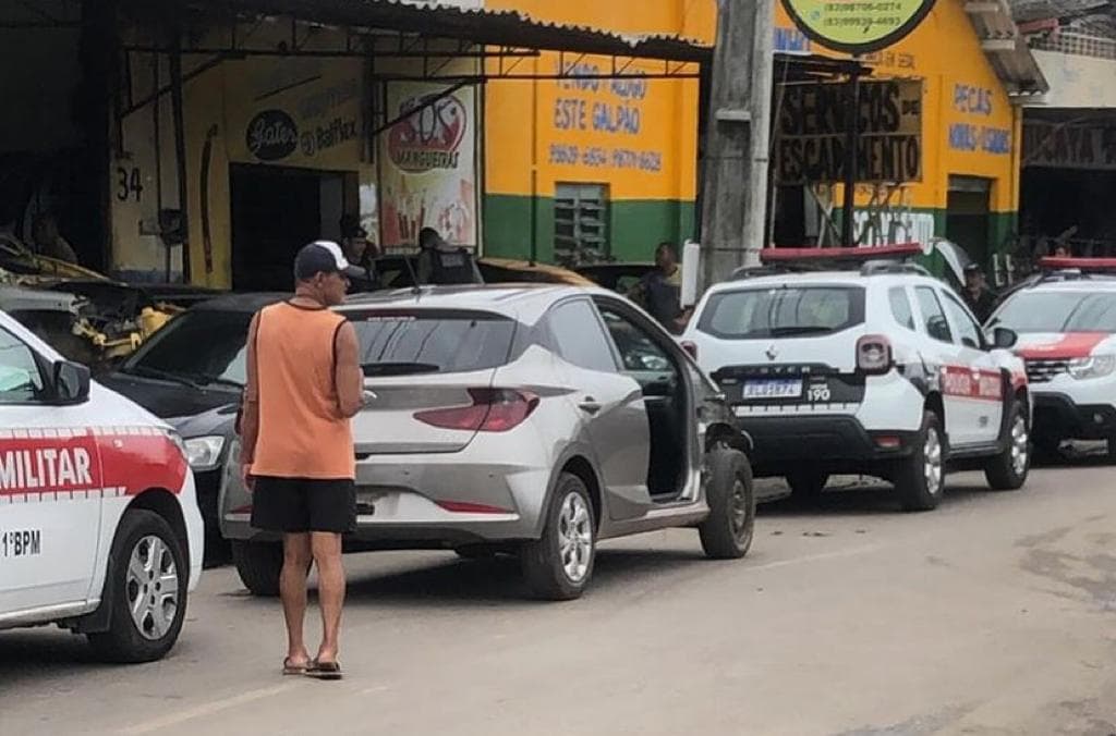 Operação policial prende sucateiro e recupera carro roubado no Distrito Mecânico, em João Pessoa