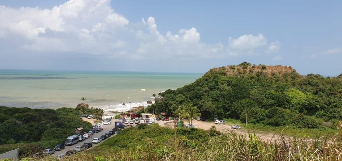 Mar 'engoliu' quase 20 metros da faixa de areia na praia de Tambaba, em Conde, mostra estudo