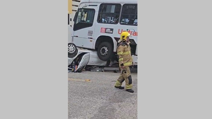 Ônibus quase esmaga carro em acidente no Aeroclube, em João Pessoa