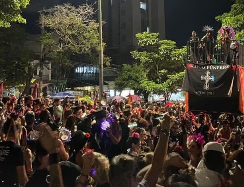 Homem é preso ao tentar beijar policial militar em bloco de carnaval em Belo Horizonte