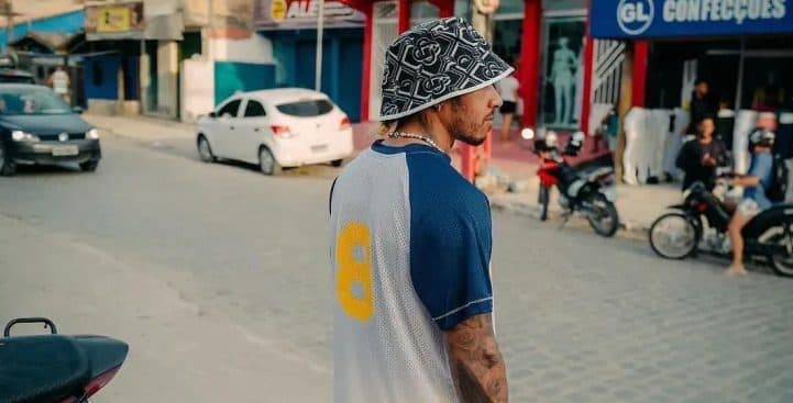 Lewis Hamilton posta foto em Trancoso e recebe convite para assistir jogo da Copa do Nordeste
