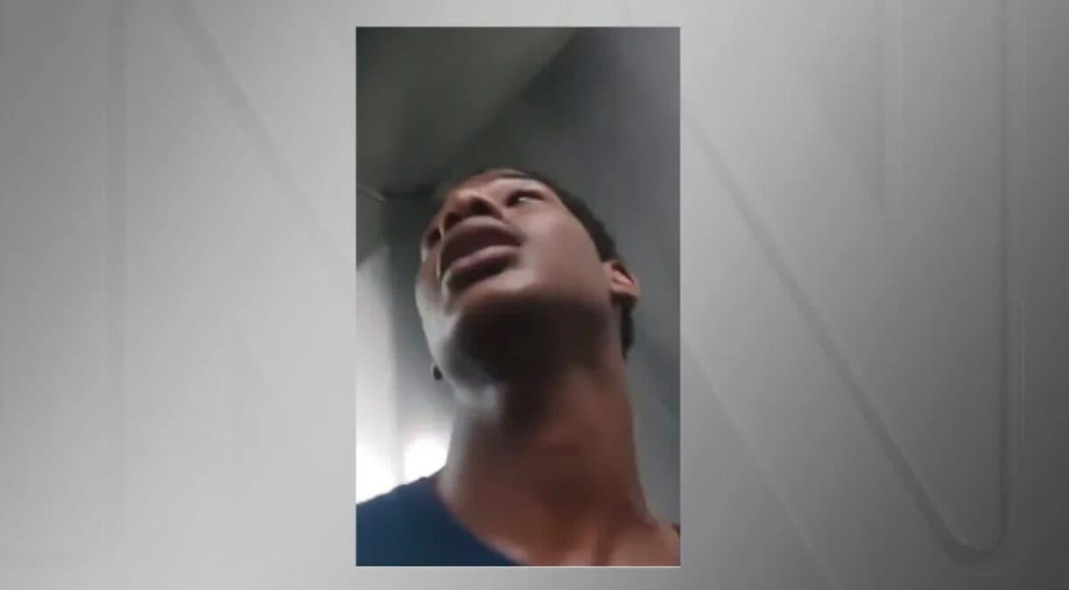 Entregador sofre injúria e é impedido por moradora de pegar elevador social de condomínio no Rio de Janeiro