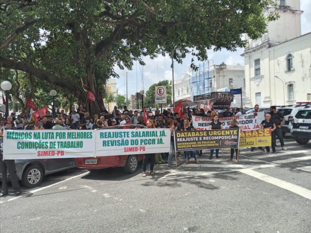Servidores da Paraíba protestam na Assembleia Legislativa por valorização salarial; categoria não descarta greve geral