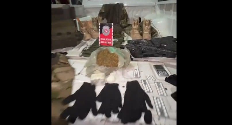 Polícia apreende drogas, armas e uniformes usados por criminosos em Cabedelo