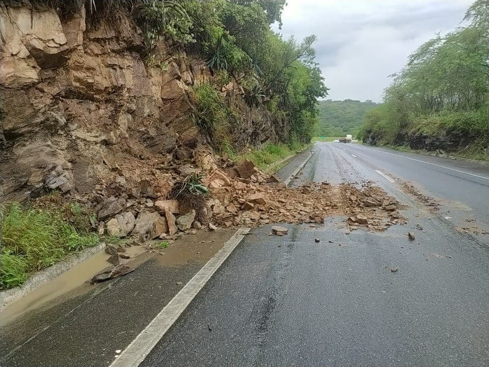 Deslizamento de encosta bloqueia parte da BR-230 entre João Pessoa e Campina Grande
