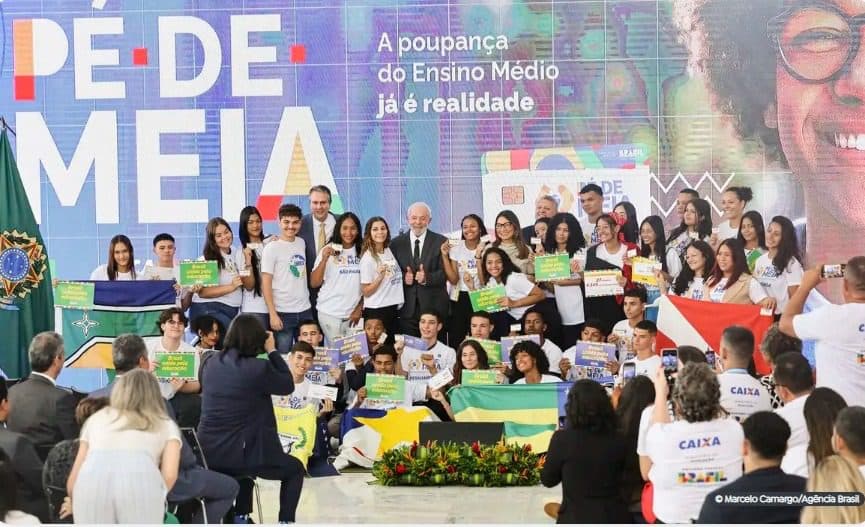 Brasil tem eterna dívida com a educação, diz Lula