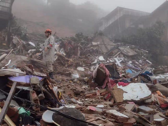 Jovem morto em desabamento em Petrópolis usou o corpo como escudo para salvar a filha, soterrada por 15h, diz avô