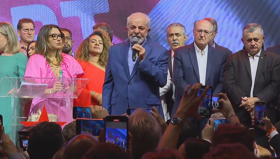 Lula critica fiança para Daniel Alves e diz que dinheiro “não pode comprar a ofensa que um homem faz a uma mulher praticando estupro”