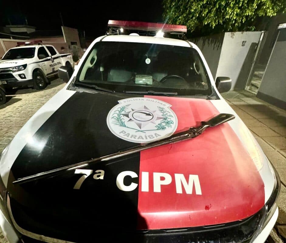 Polícia apreende arma abandonada por casal em fuga em Riachão