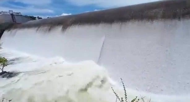 VÍDEO: açude São Gonçalo 'sangra' após fortes chuvas, em Sousa