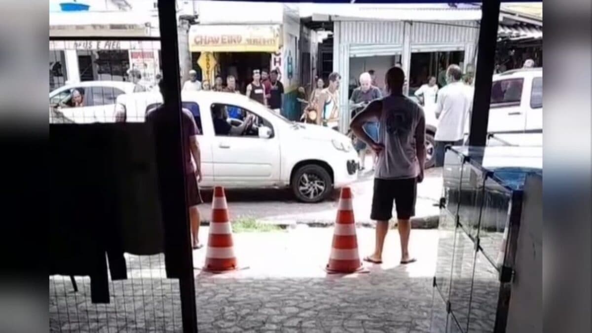 Motorista é acusado de dirigir na contramão e bater em carro em avenida do bairro do Rangel, em João Pessoa