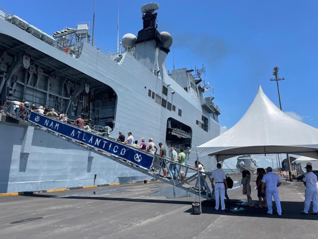 Multidão lota Porto de Cabedelo e mais de 10 mil pessoas devem visitar navio de guerra neste domingo