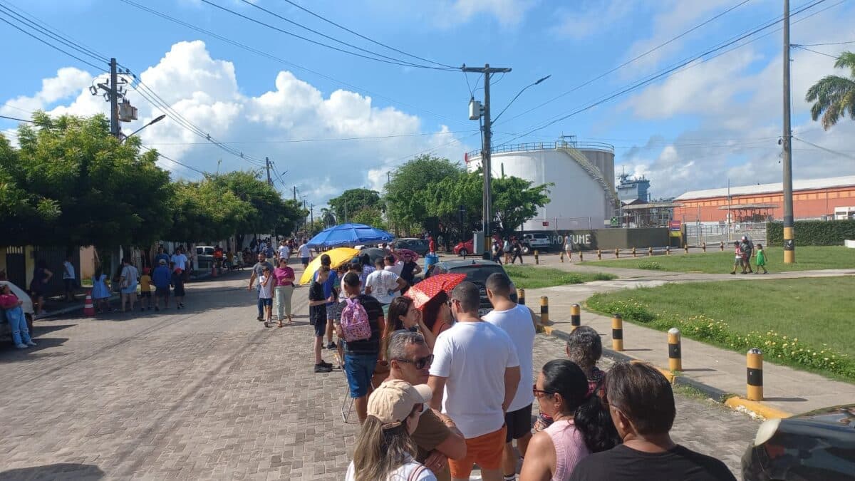 Filas gigantes e horas de espera marcam visitação ao navio de guerra em Cabedelo; confira vídeo