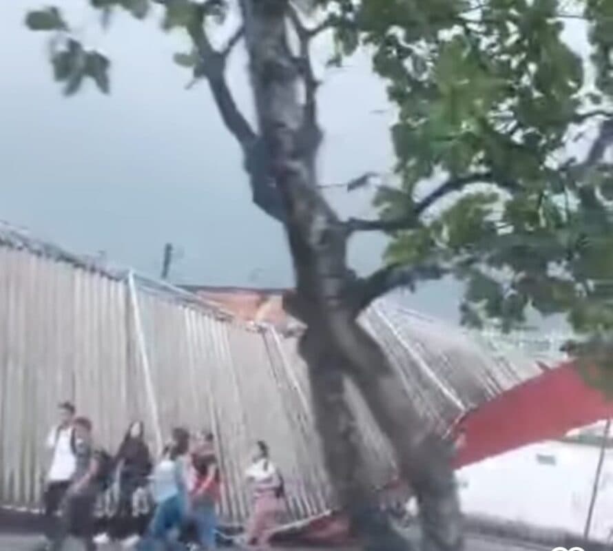 VÍDEO: fachada de supermercado desaba após chuvas fortes no Bairro das Indústrias, em João Pessoa