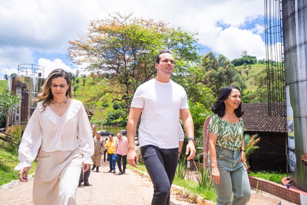 Lucas Ribeiro visita Engenho Triunfo, em Areia, e presta solidariedade após incêndio