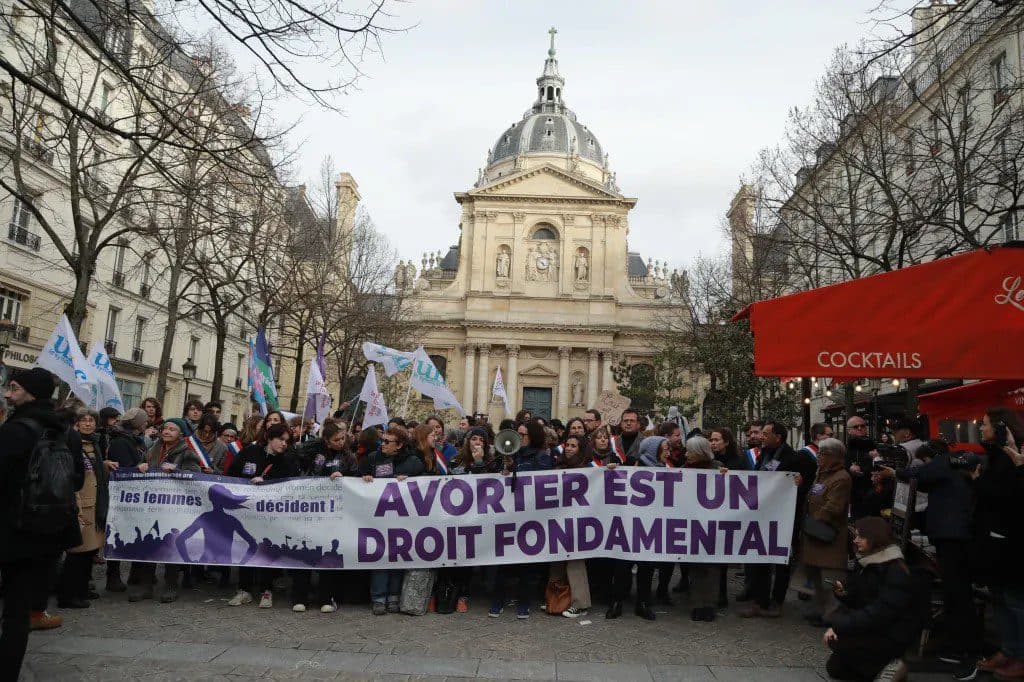 França é o primeiro país do mundo a incluir aborto como direito previsto na Constituição