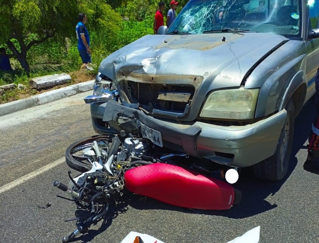 Mulher morre após perder controle de moto e bater em caminhonete na PB-008, na Grande João Pessoa