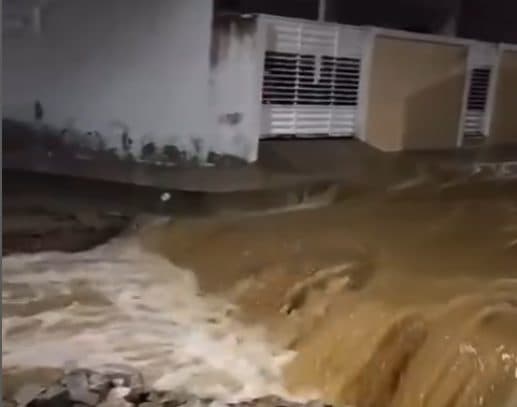 Vídeo: rua afunda e deixa moradores ilhados após forte chuva registrada em Pombal