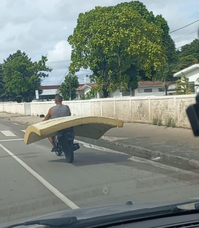 VÍDEO: Homem é flagrado sentado em colchão enquanto pilota moto em João Pessoa