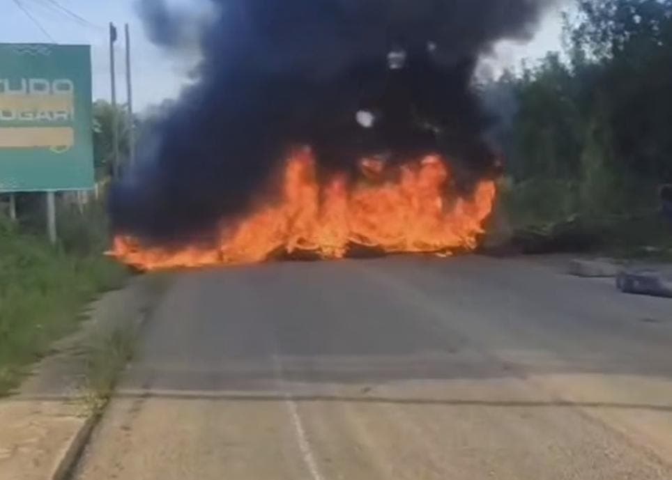 Comerciantes bloqueiam estrada na saída de Guarabira e cobram construção de matadouro público