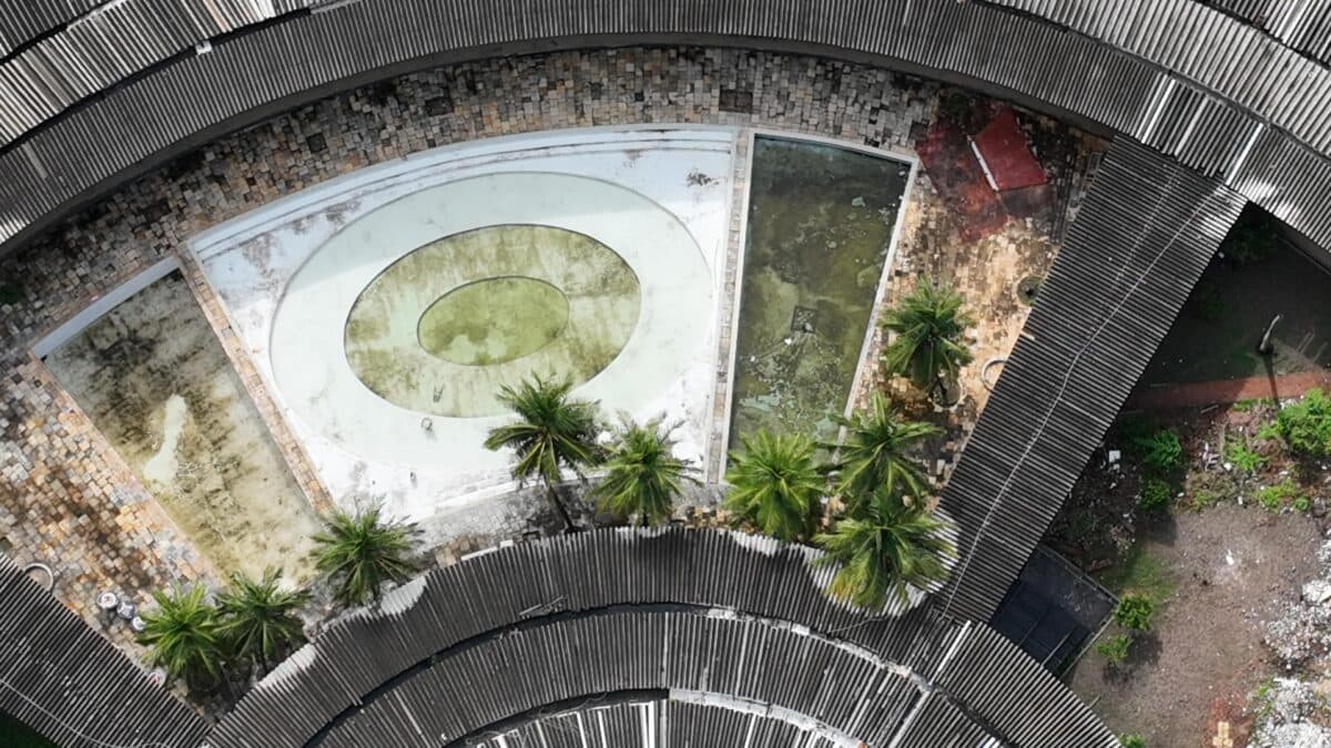 VÍDEO: Abandonado, Hotel Tambaú tem cenário de guerra e criadouro gigante de mosquito da dengue