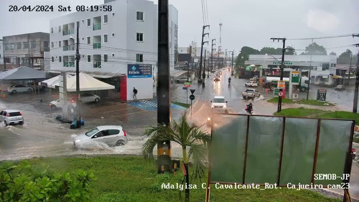 Chuva causa alagamento em diversas ruas e avenidas de João Pessoa; confira locais